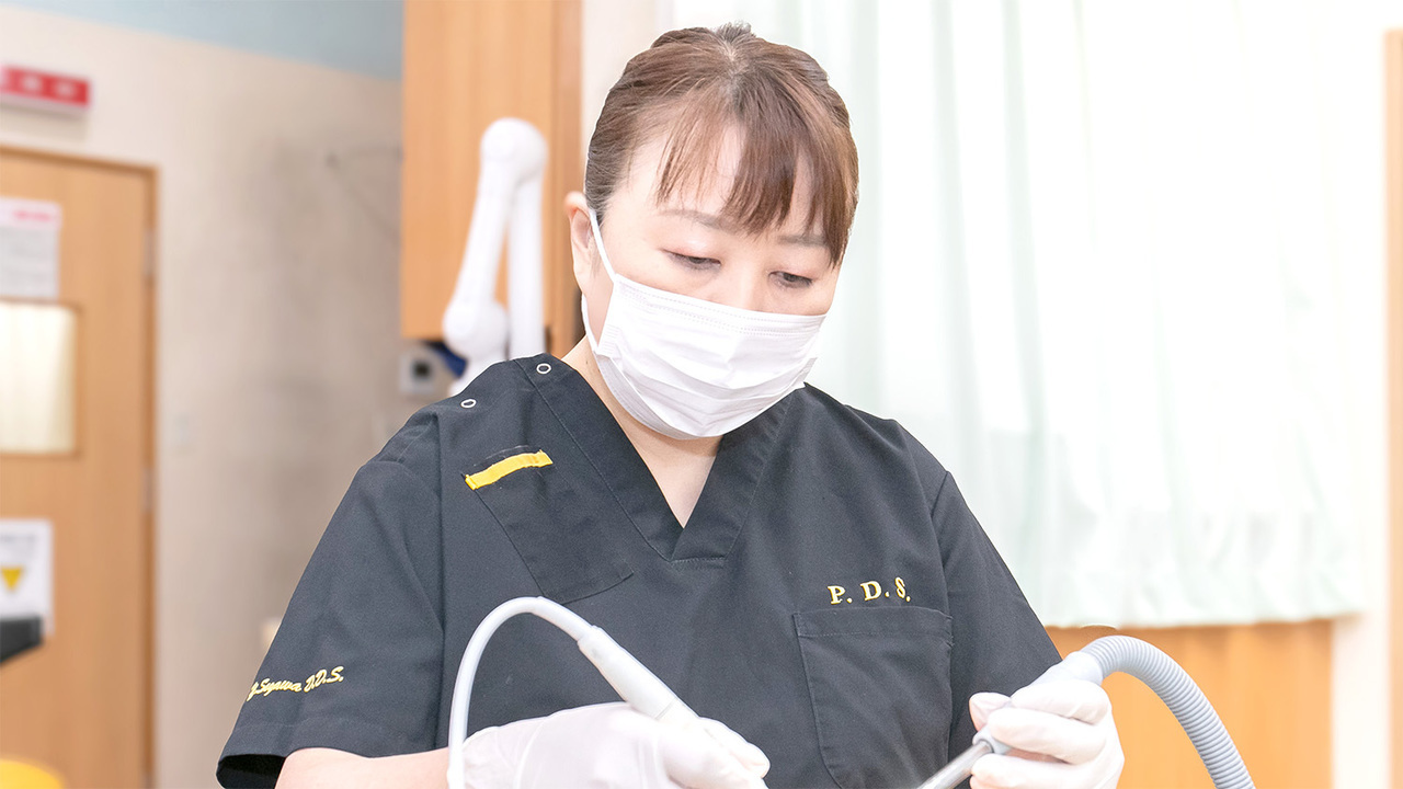 歯科衛生士によるクリーニングを受ける患者