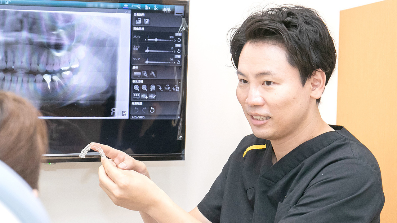 カウンセリングで費用の説明を受ける患者