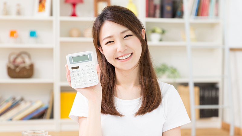 大村で矯正治療を安い費用で受けられることを伝える女性のイメージ写真