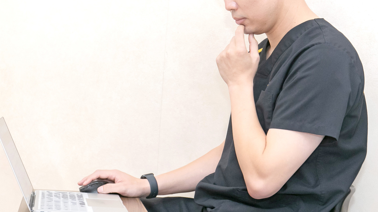 治療方針を検討する歯科医師